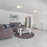 Luxury Three Bedrooms Apartment Silver Suite Near Porec