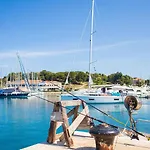 Luxury Three Bedrooms Apartment Silver Suite Near Porec