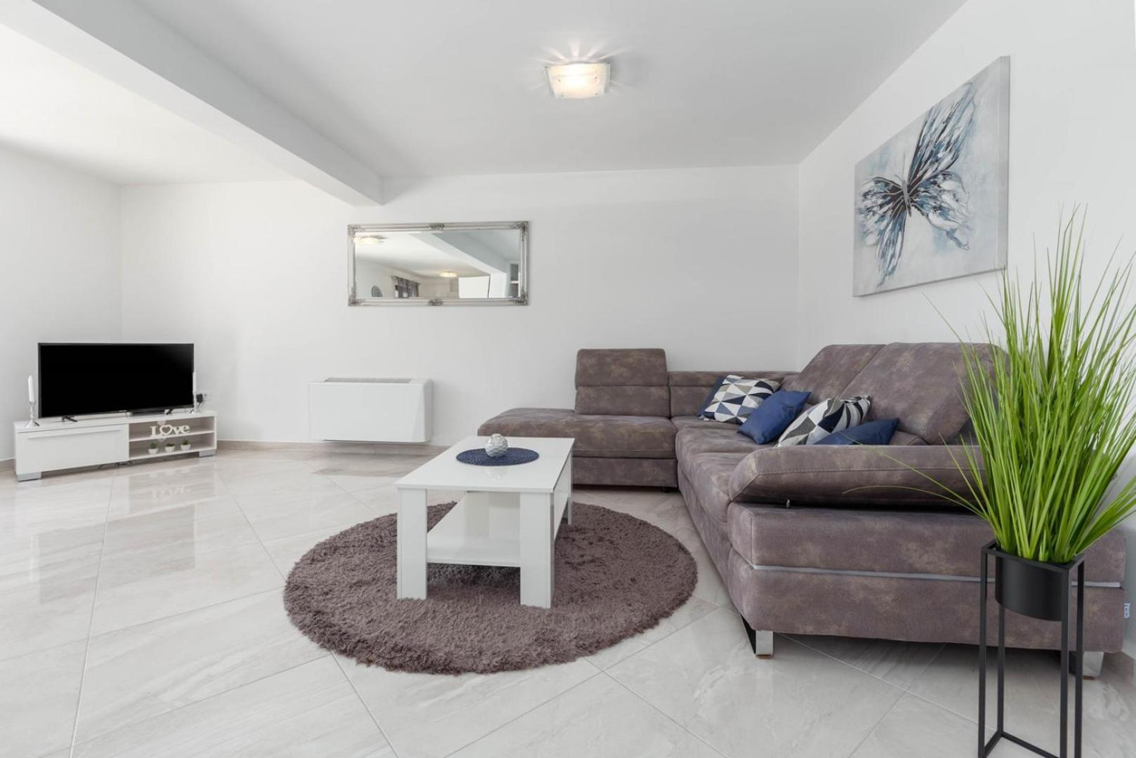 Apartment Luxury Three Bedrooms Silver Near