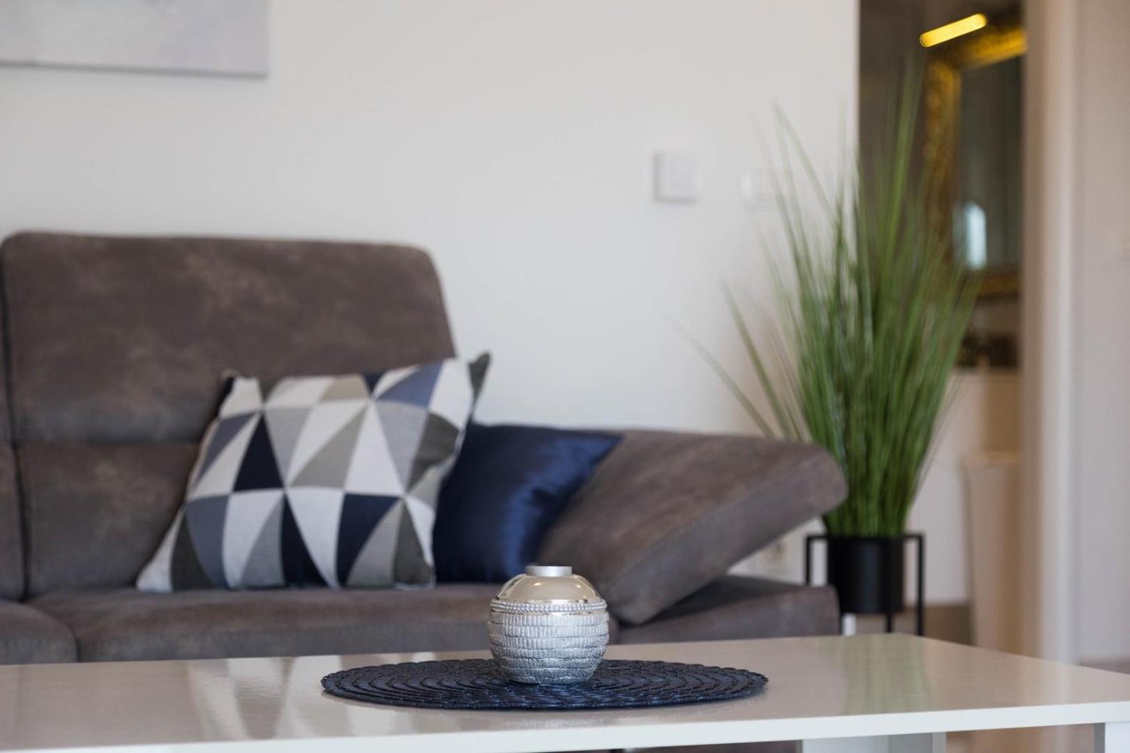 Luxury Three Bedrooms Silver Near Apartment *