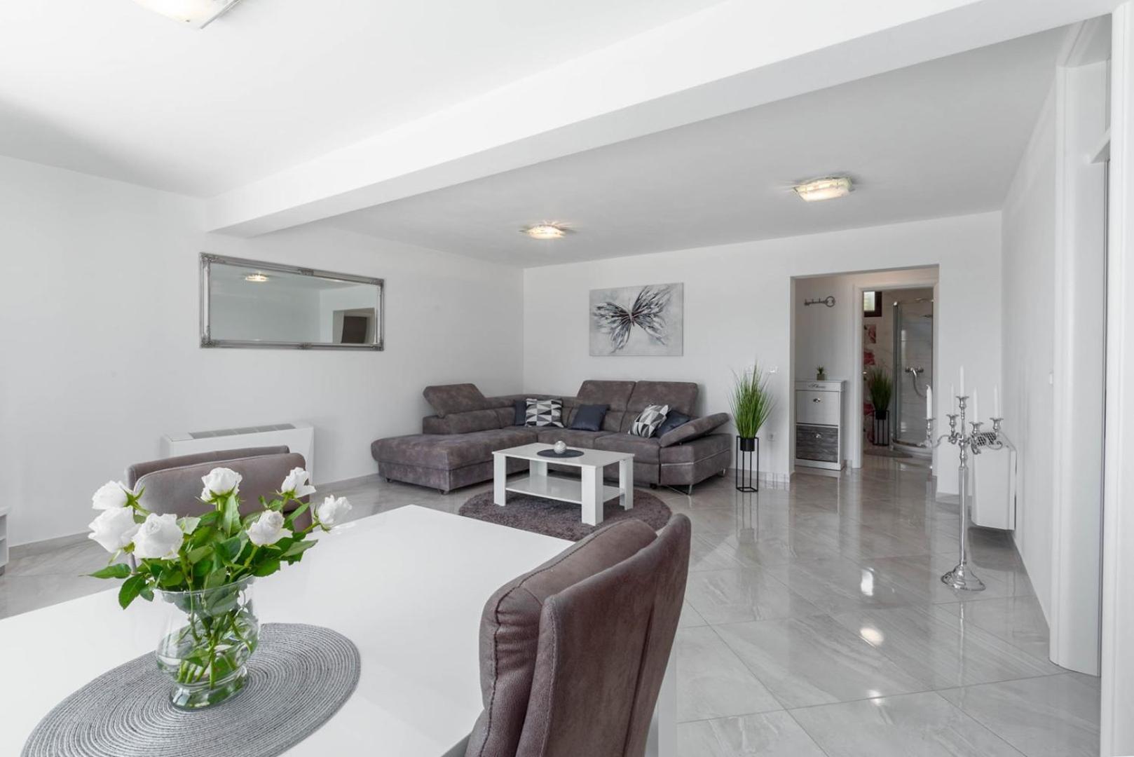 Apartment Luxury Three Bedrooms Silver Near Poreč