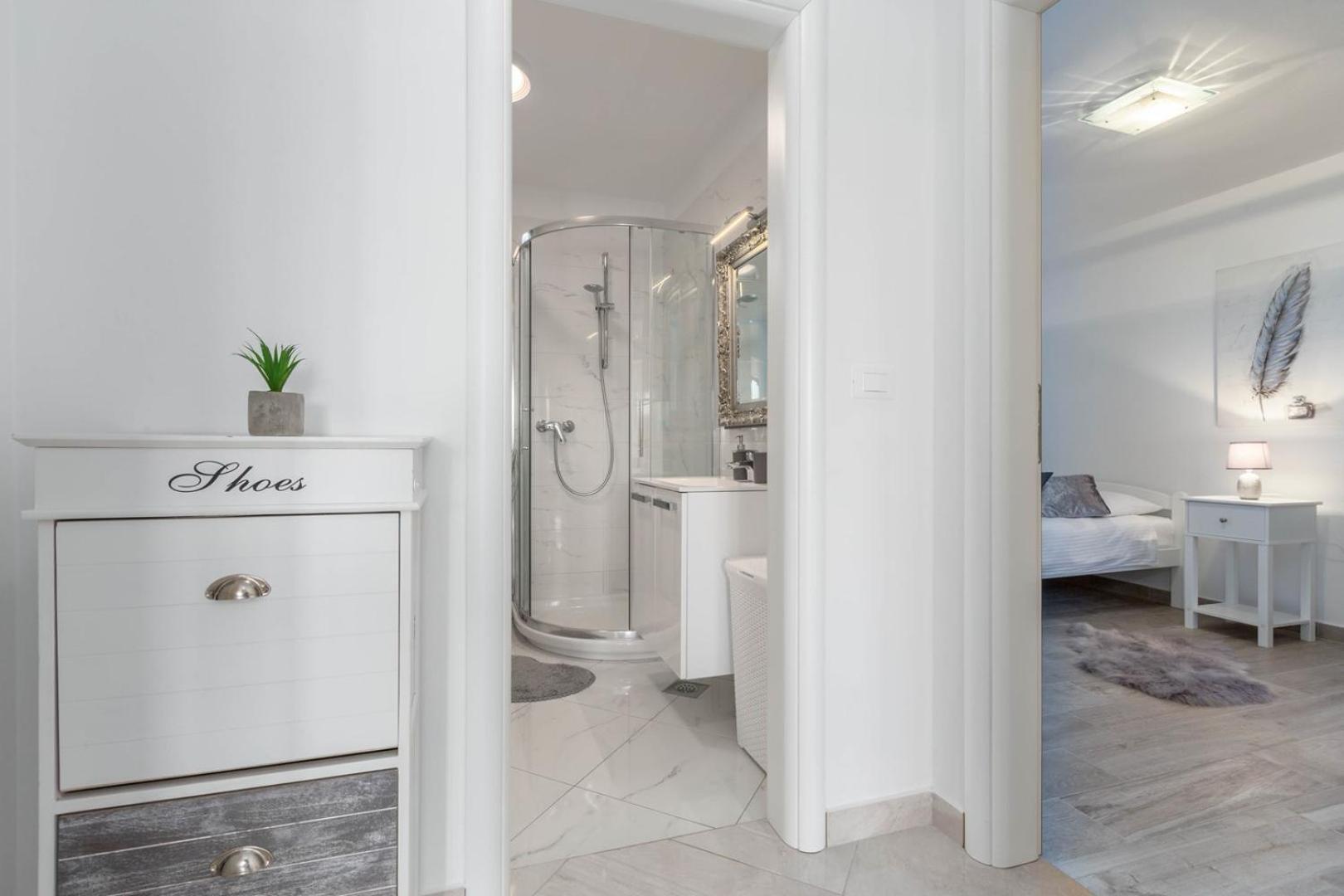 Luxury Three Bedrooms Silver Near Apartment *