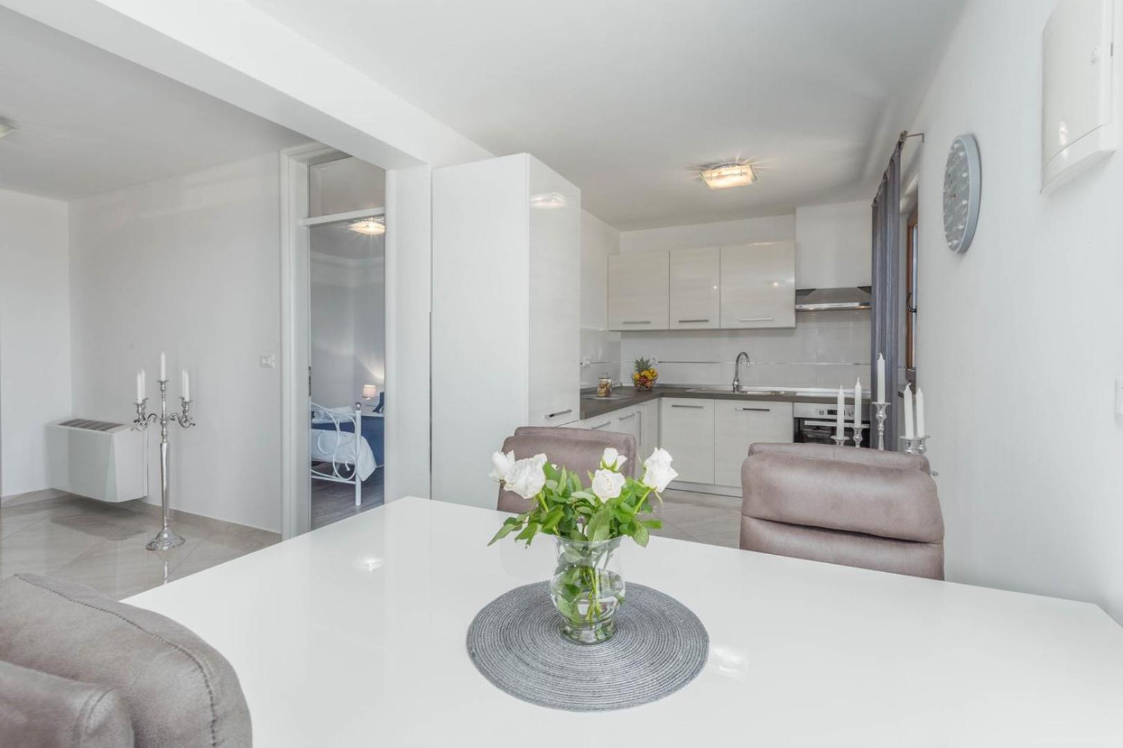 Luxury Three Bedrooms Silver Near Apartment