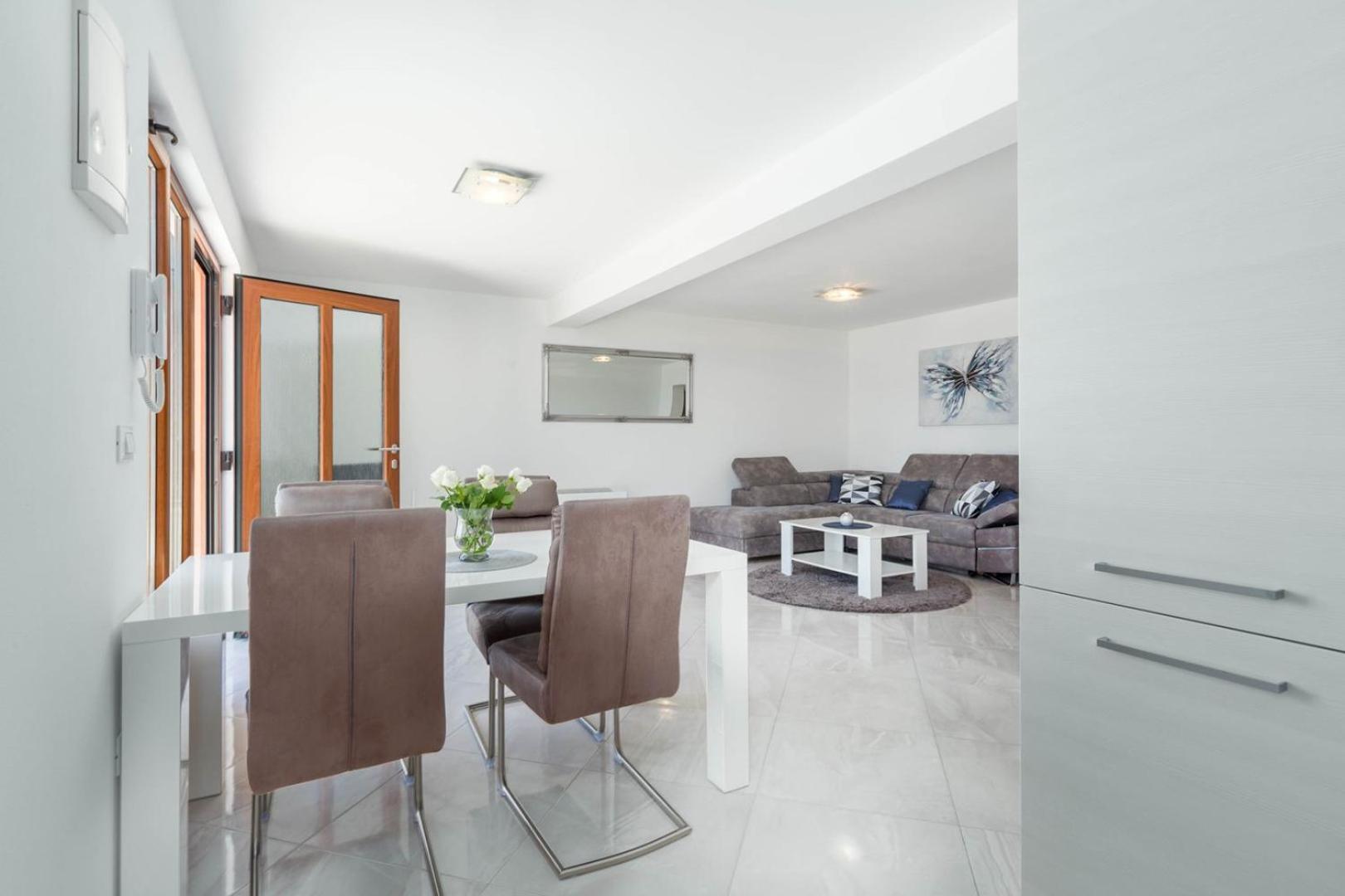 Luxury Three Bedrooms Silver Near Apartment *
