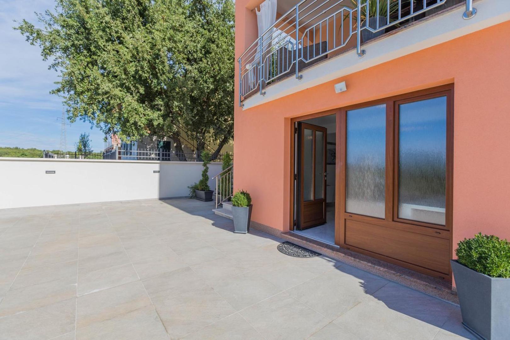 Luxury Three Bedrooms Silver Near Apartment